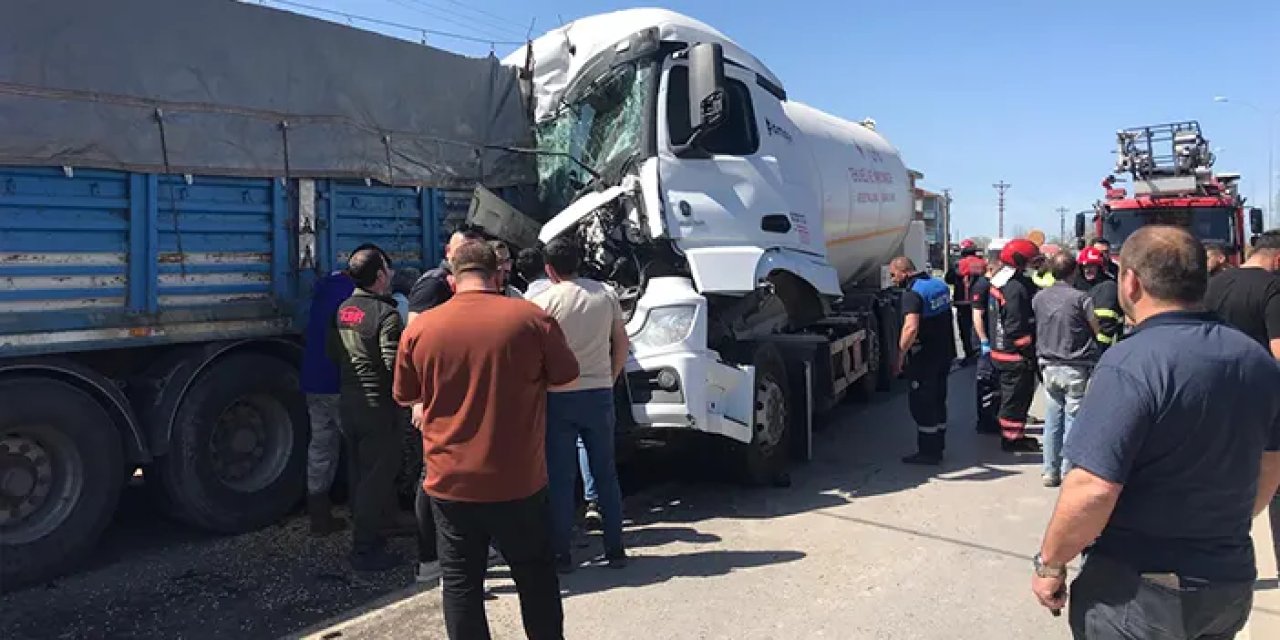 Sakarya'da tanker tıra çarptı! 1 ölü, 1 ağır yaralı