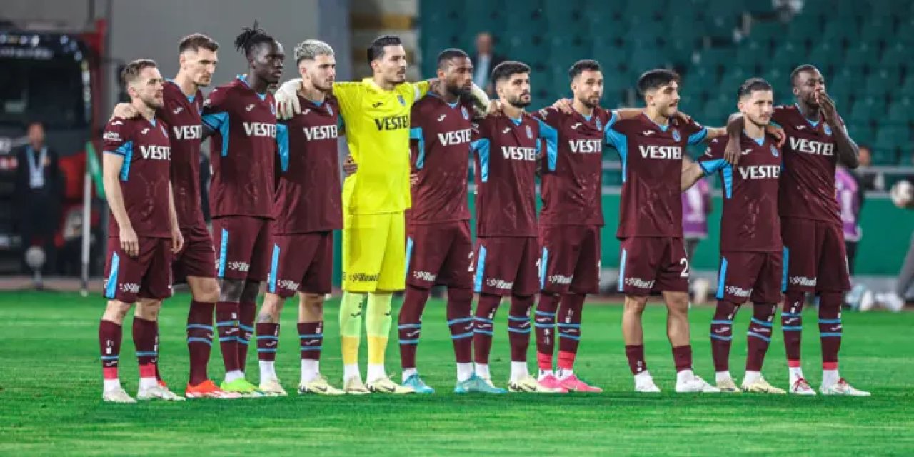 Trabzonsporlu futbolculardan başlama düdüğü sonrası flaş protesto!
