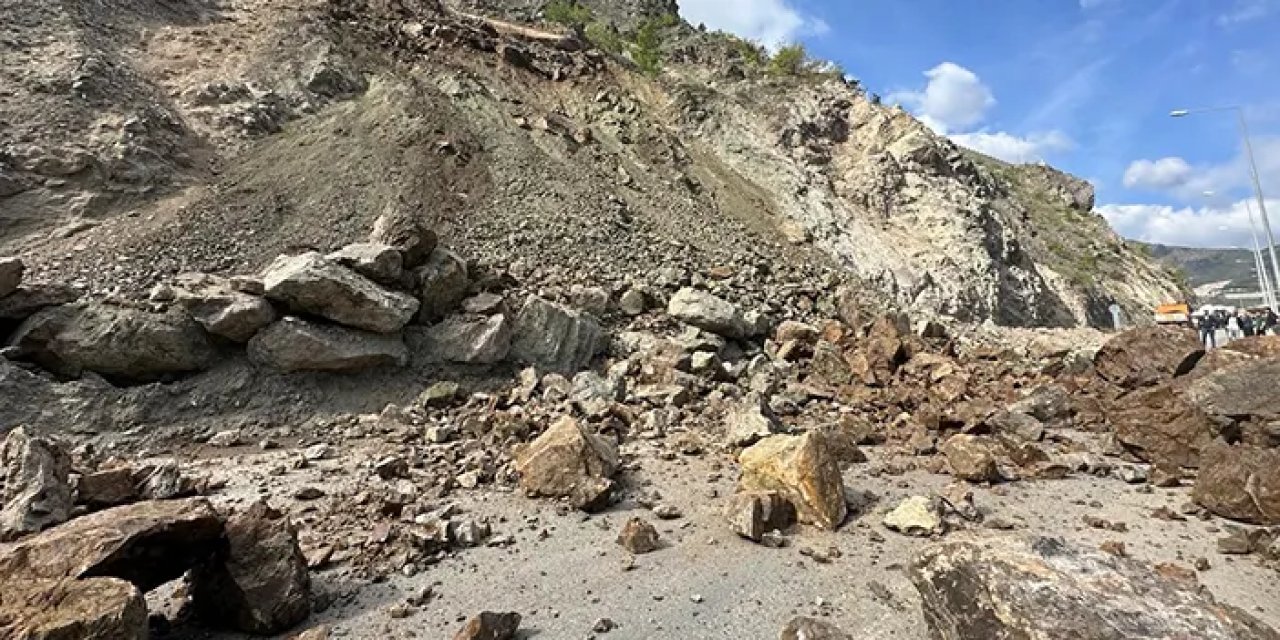 Artvin-Yusufeli karayolu heyelan nedeniyle ulaşıma kapandı