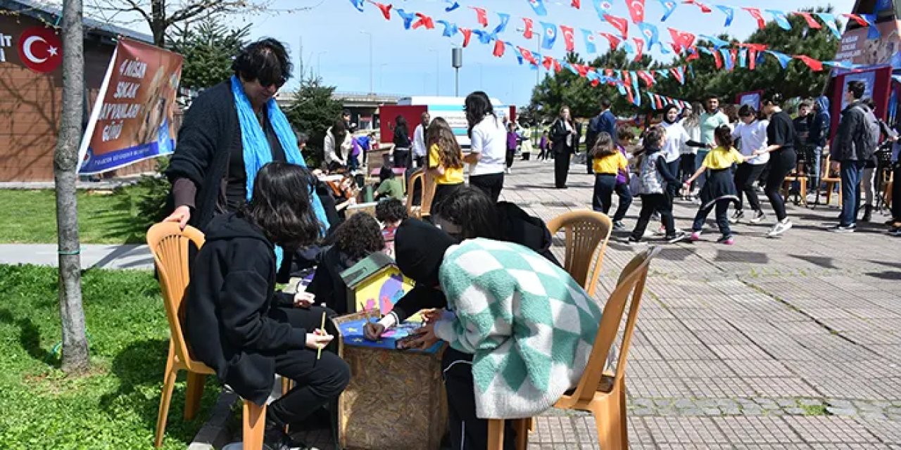 Trabzon'da öğrenciler kedi ve köpek kulübelerini boyadı