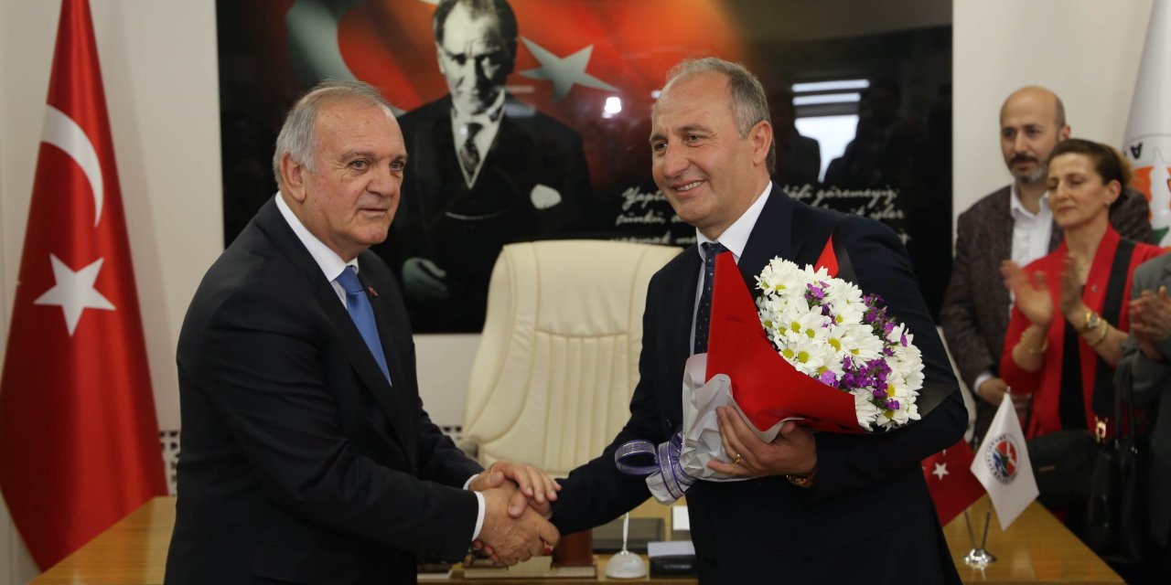 Artvin'de Arhavi Belediye Başkanı Ataselim görevi devraldı