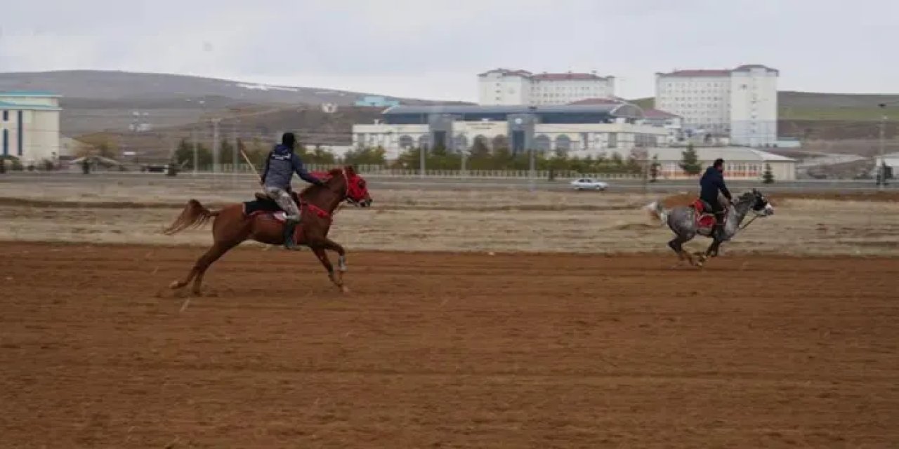 Bayburt'ta sporcular yağmur çamur demeden cirit oynadılar