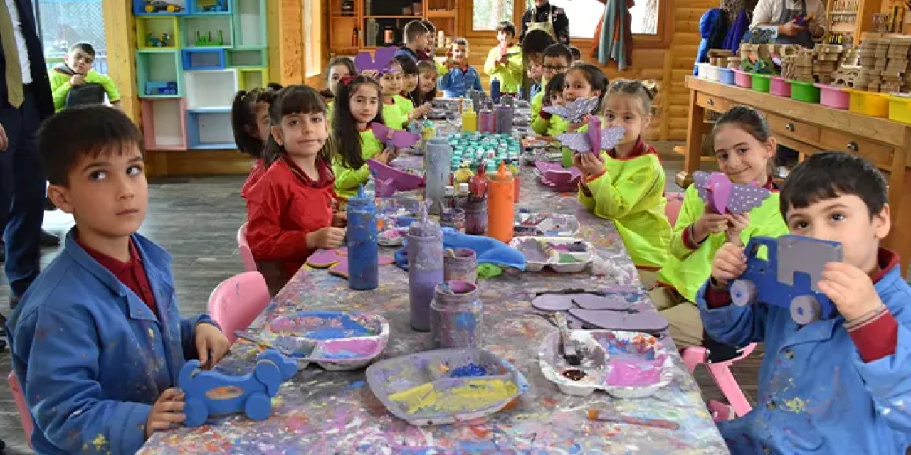 Trabzon'da minik öğrenciler ahşap atölyesinde oyuncak üretiyor