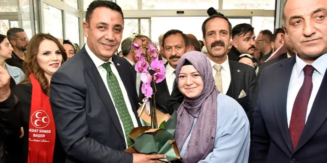 Gümüşhane Belediye Başkanı seçilen Başer mazbatasını aldı