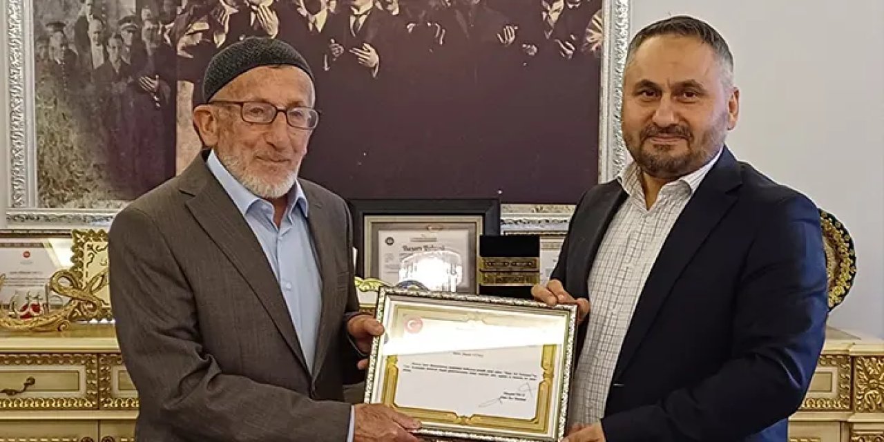 Ordu'da hafızlık yarışmasında birinci olan 80 yaşındaki adama teşekkür