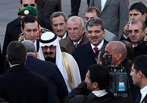 Gül Kral Abdullah'ı karşıladı