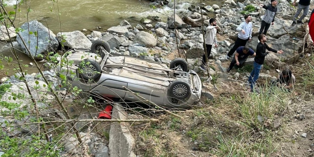 Artvin'de otomobil dere yatağına devrildi! 1 yaralı
