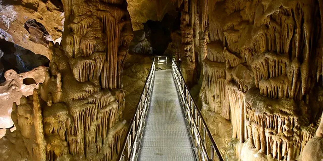 Gümüşhane'deki Karaca Mağarası bayram tatilinde ziyaretçilerini ağırlıyor