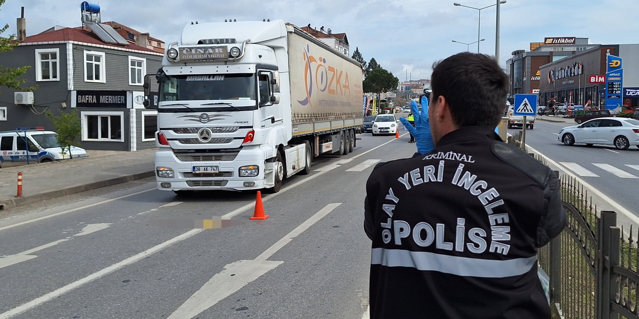 Samsun'da karşıdan karşıya geçmeye çalışıyordu! TIR çarptı