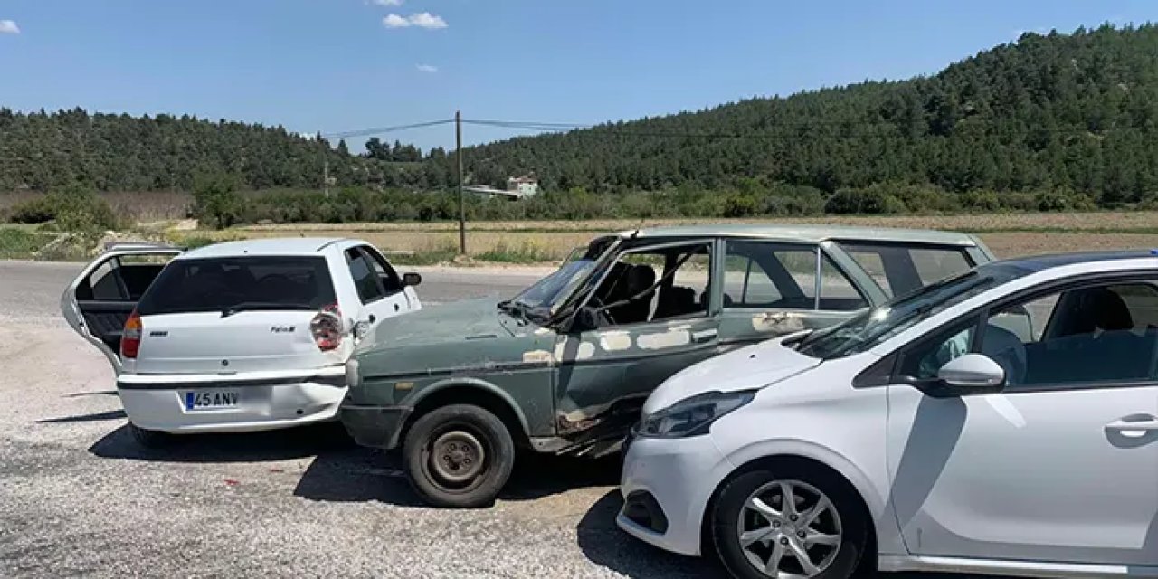 Denizli-Manisa karayolunda zincirleme kaza! 4 sürücü yaralandı