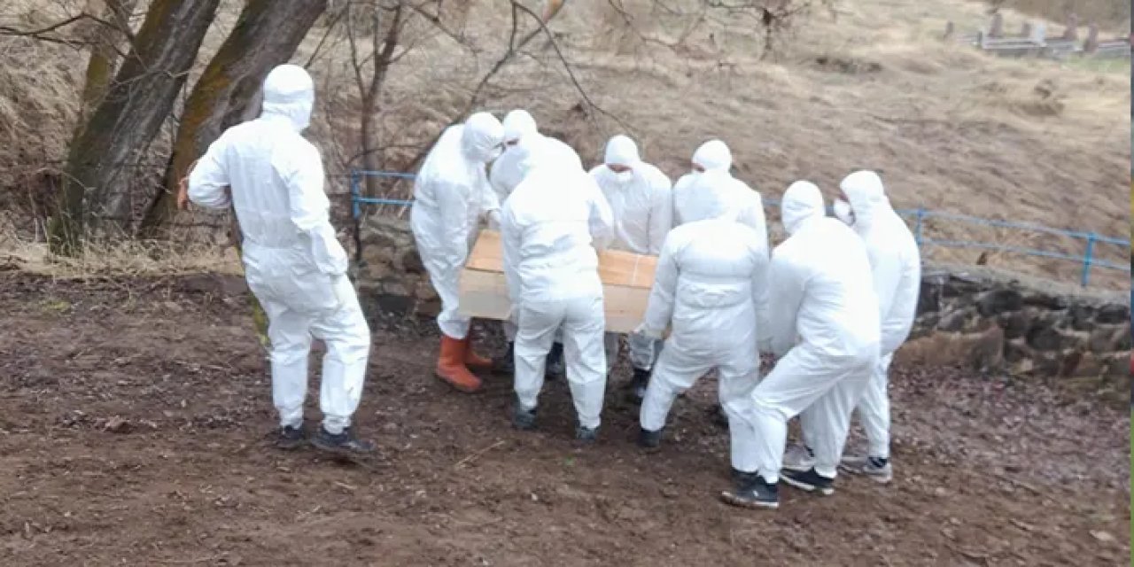 Korkulan hastalık can aldı! Özel giysilerle defnettiler