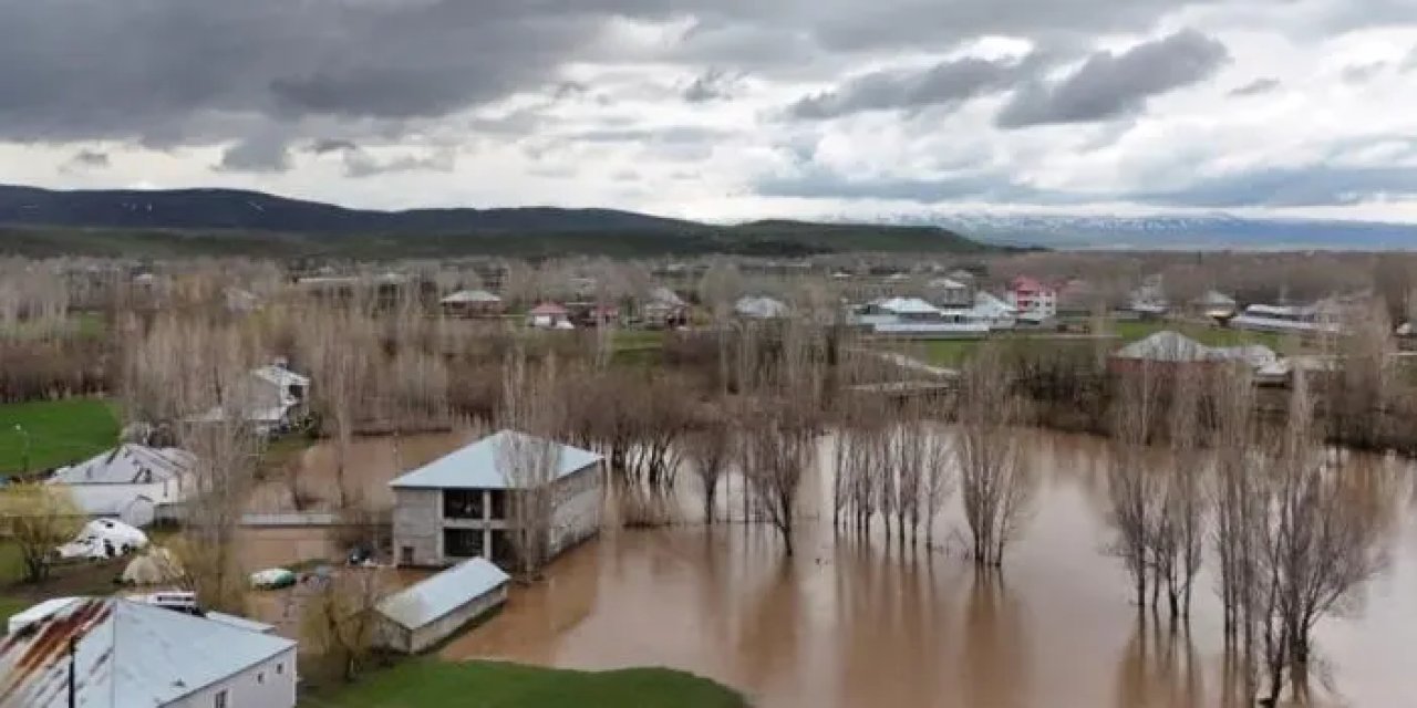 Ağrı'da dere taştı! Evleri su bastı