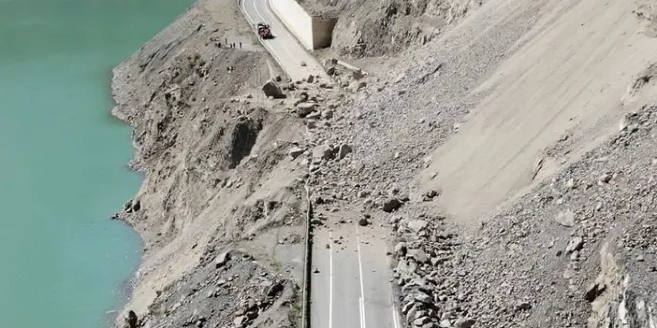 Artvin Erzurum yolunda heyelan! Ulaşım kontrollü sağlanıyor