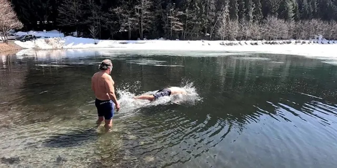 Artvin'de buz tutmuş Karagöl'e girdiler