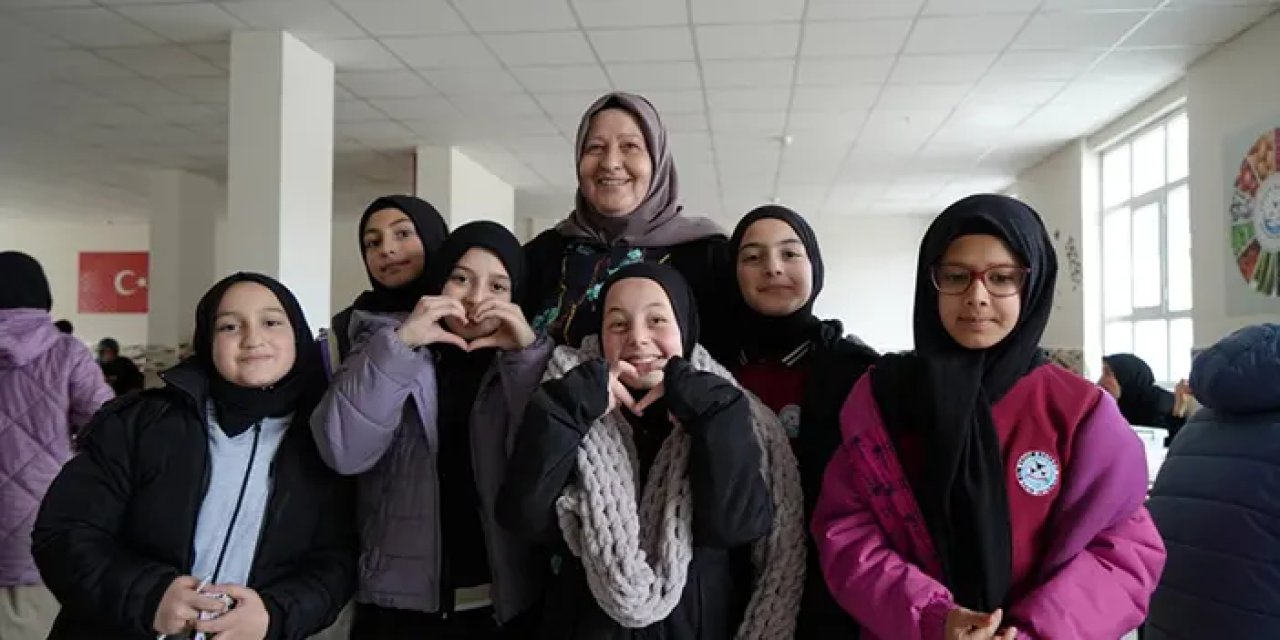 Bayburt'ta öğrencilerin Romanyalı Leyloş ablası oldu!