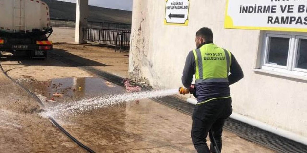 Bayburt'ta bahar temizliği! Cadde ve sokaklar yıkandı