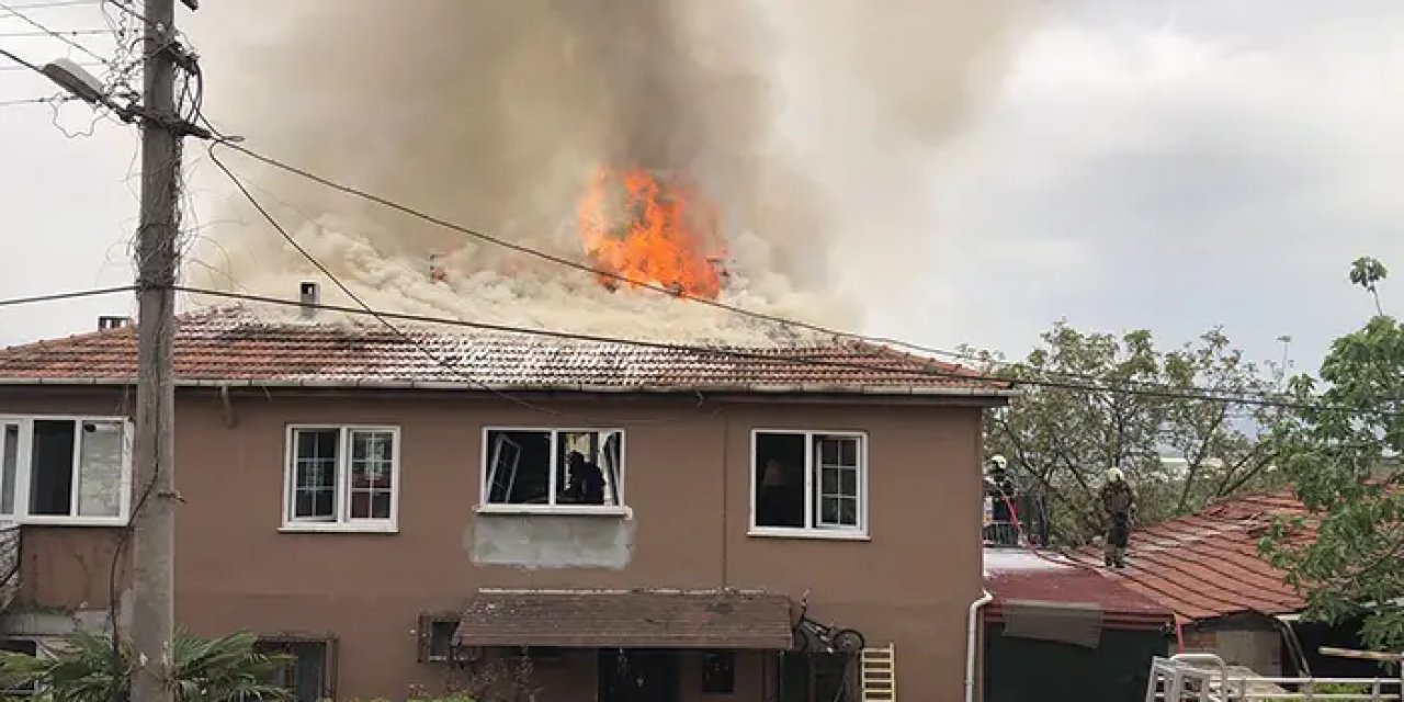 Bursa'da evin çatısı yandı! 2 kişi dumandan etkilendi