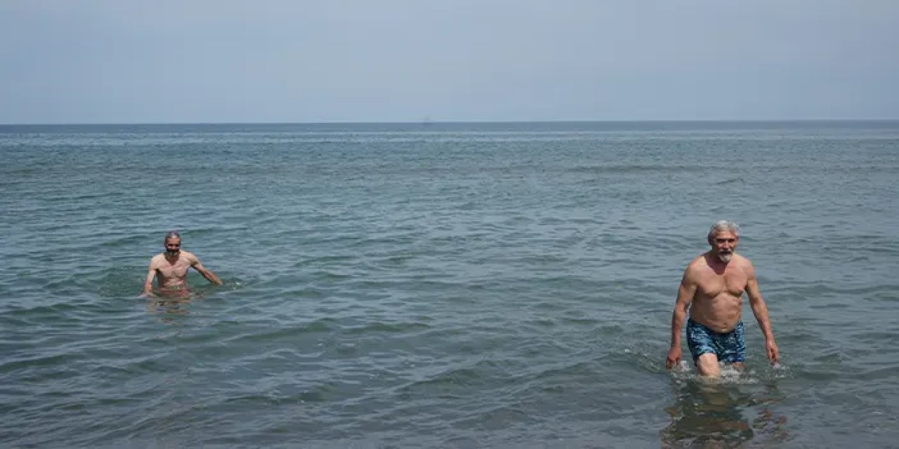 Karadeniz Akdeniz'i aratmadı! Vatandaş denize koştu