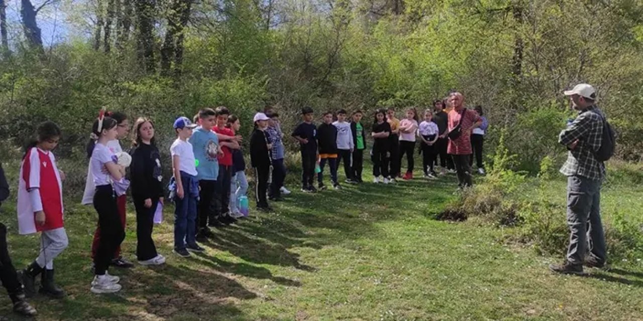 Samsun'da öğrenciler şakayık çiçeğini inceledi