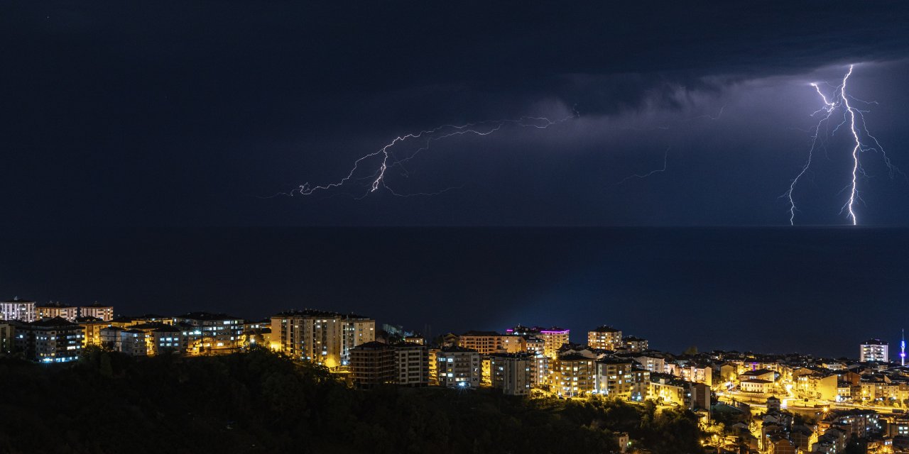 Trabzon'da şimşekli gece! Şimşekler gökyüzünü aydınlattı.