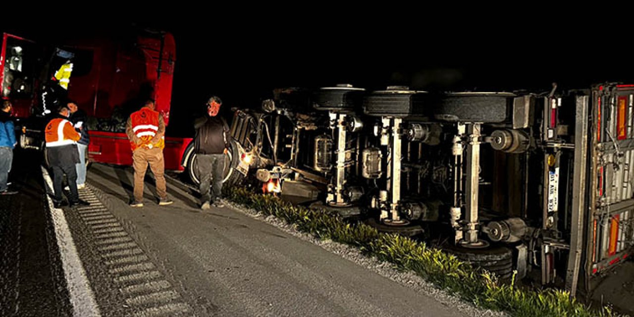 Samsun'da yonca yüklü tır devrildi