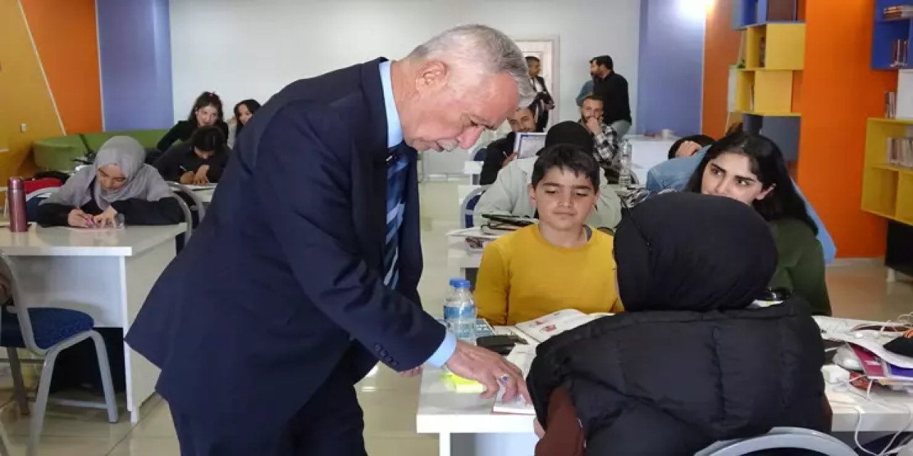 Artvinli emekli öğretmen 31 yıl sonra ilk görev yerine geri döndü