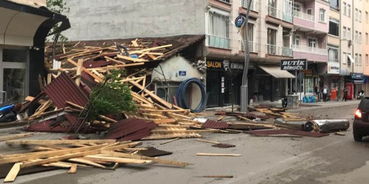 Samsun'da fırtına! Çatılar uçtu, ağaçlar devrildi