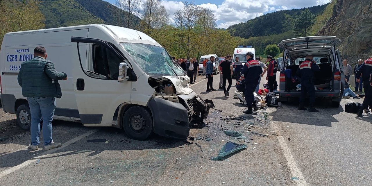 Bolu'da öğrencileri taşıyan araç yaptı! 15 yaralı