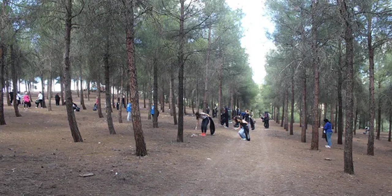 Samsun'da daha temiz bir çevre için çöp toplayıp broşür dağıttılar