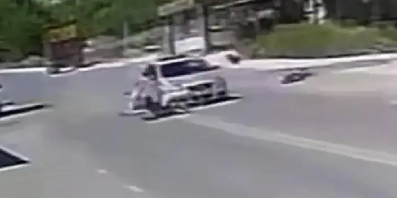 Denizli'de otomobilin çarptığı motosiklet sürücüsü metrelerce havaya savruldu