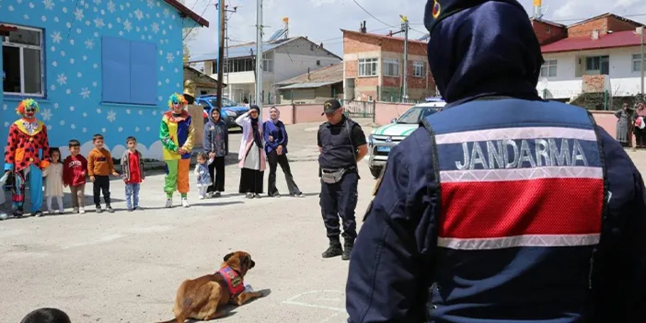 Bayburt'ta Jandarmadan köy okulu çocuklarına yürek ısıtan 23 Nisan sürprizi