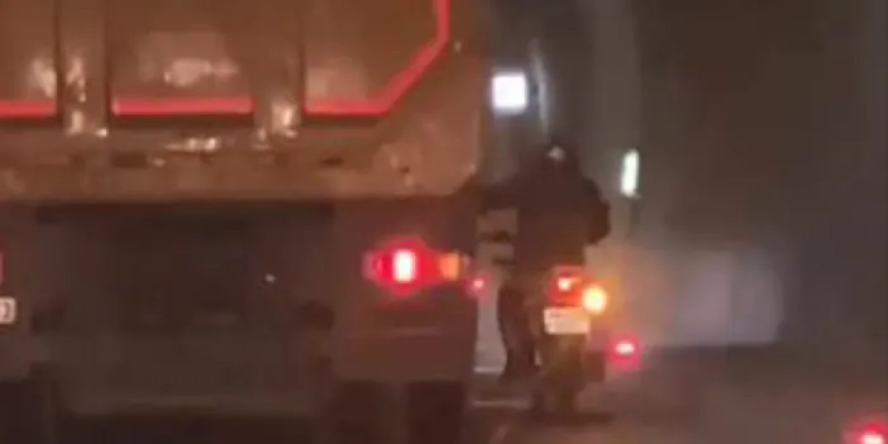 Artvin'de arızalanan motosikletin yardımına kamyon yetişti