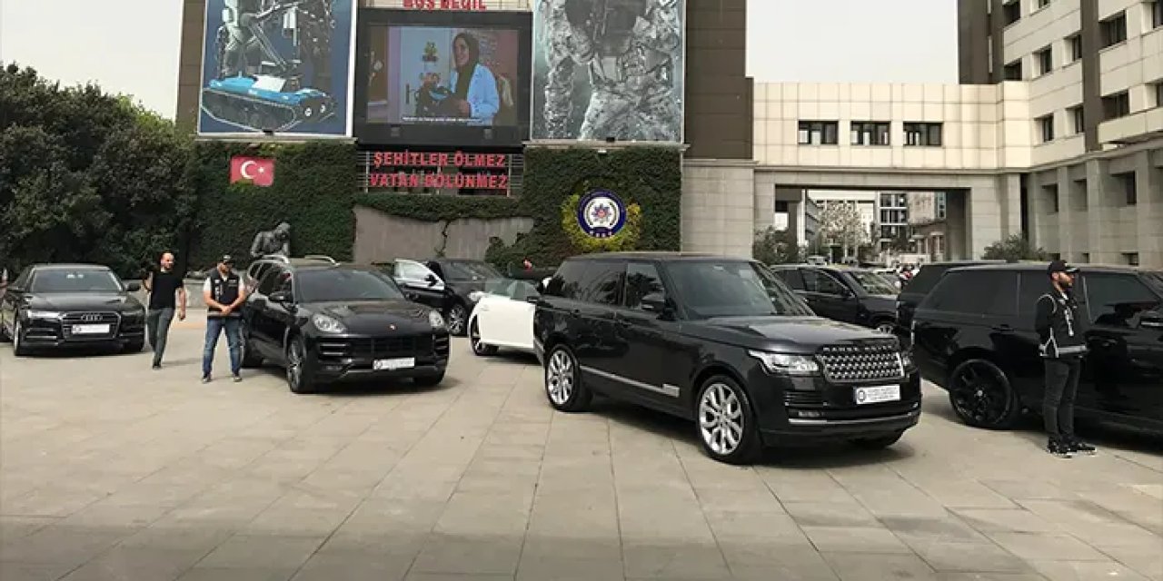 İstanbul'da lüks otomobil kaçakçılığı! İnterpol'de çalıntı kaydı olan 17 otomobile el konuldu