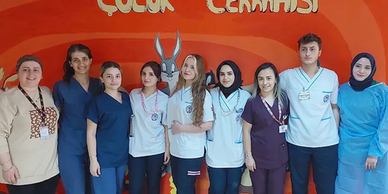Rize'de Çocuk Cerrahi Servisi'ni çizimleri ile renklendirdi