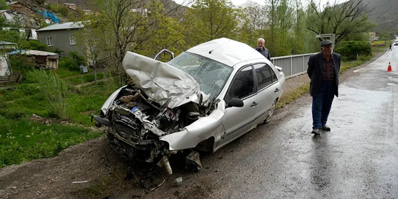 Gümüşhane'de otomobil köprü korkuluklarına çarparak durabildi