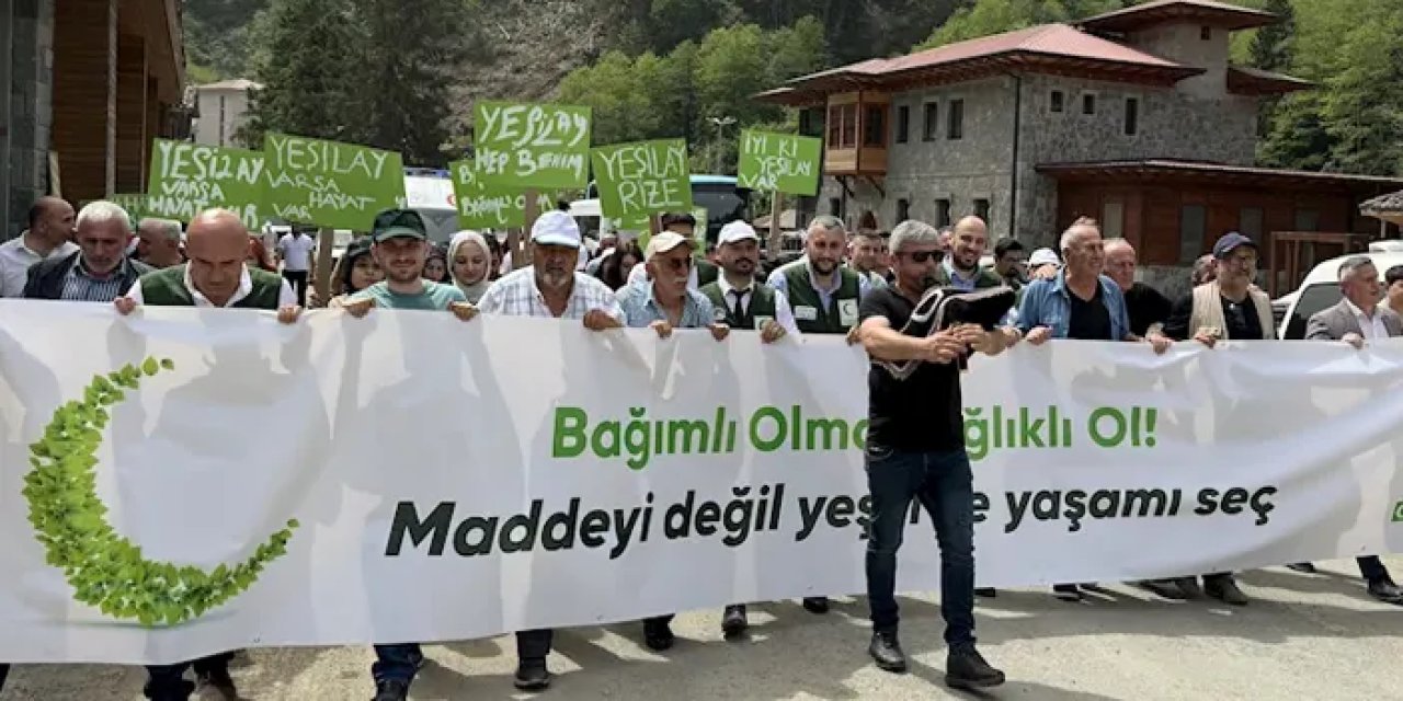 Rize'de kahvehanelerde oturanlar yürüyüşe davet edildi
