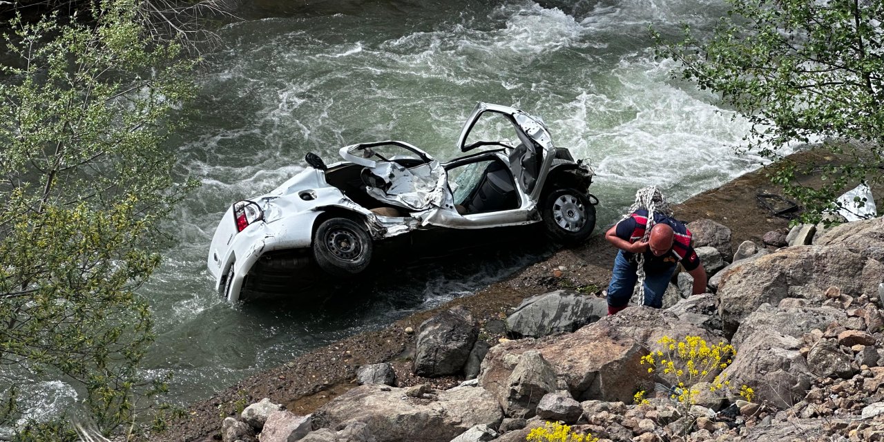 Giresun'da otomobil dereye yuvarlandı! 1 ölü 1 yaralı