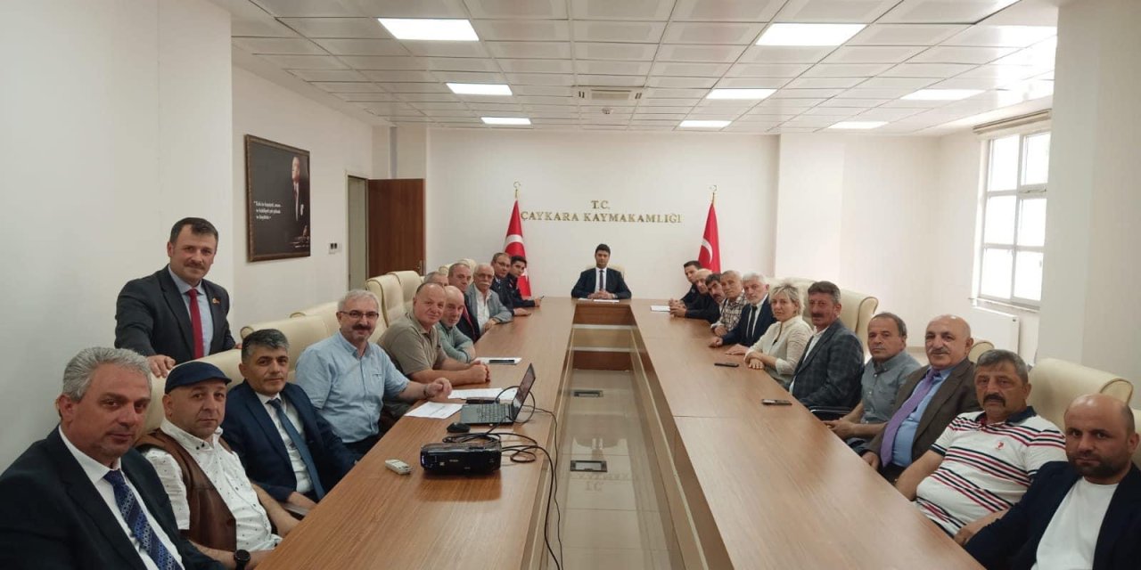 Trabzon'da Çaykara Kaymakamı Erbek muhtarlarla bir araya geldi