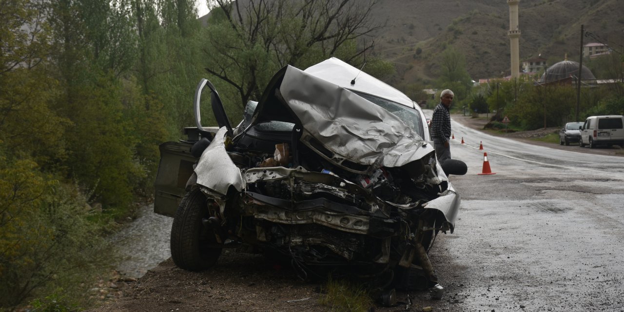 Gümüşhane'de otomobil köprü korkuluğuna çarptı! 1 yaralı
