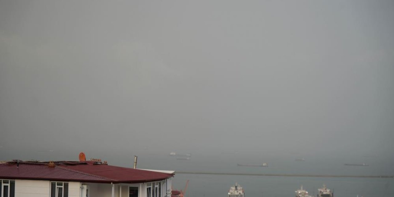 Samsun'da ilginç anlar! Gökten çamur yağdı