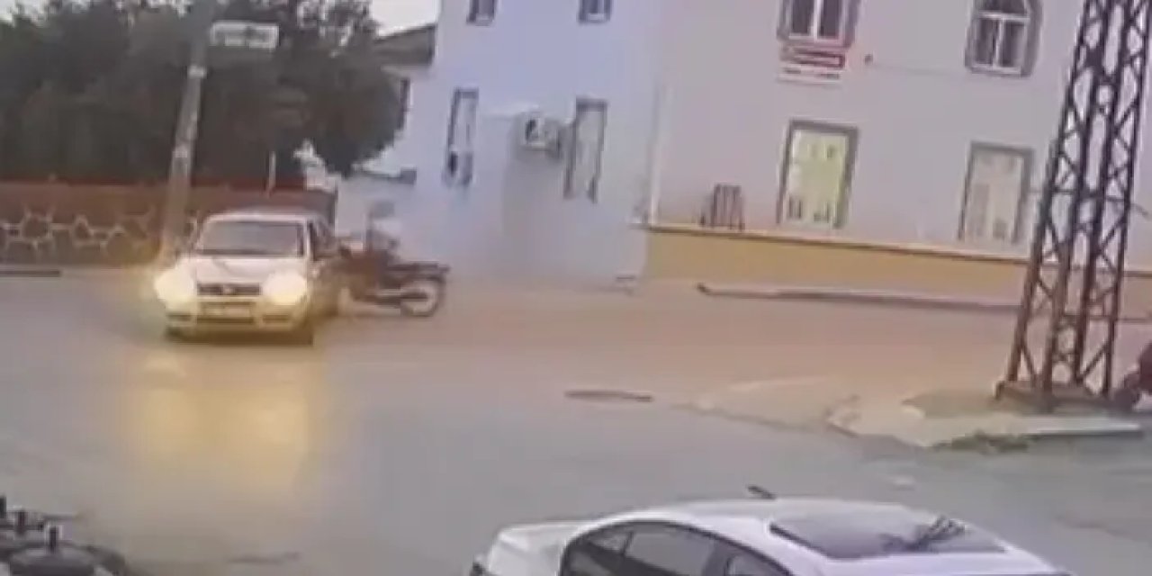 Hatay'da motosiklet otomobile ok gibi saplandı! Motosiklet sürücüsü yaralandı