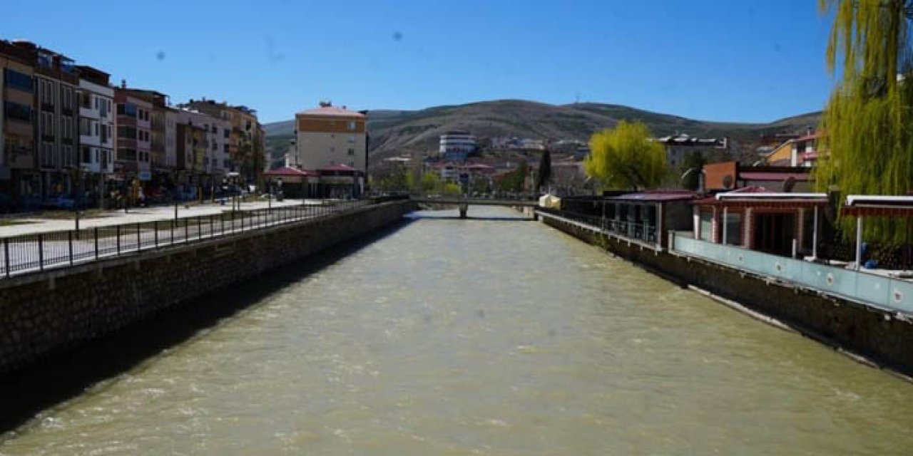 Bayburt'ta vatandaşlar Çoruh nehri kenarına akın etti