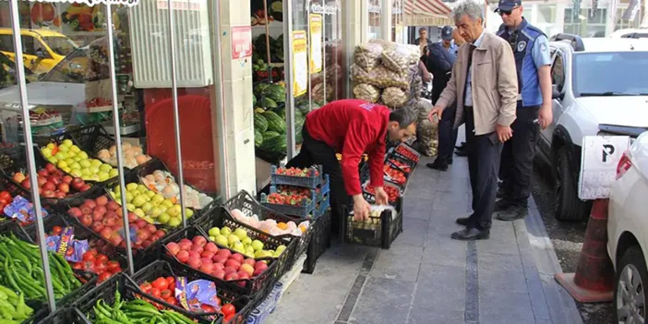 Bayburt'ta zabıtadan işgal edilen kaldırımlara denetim