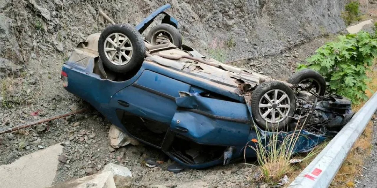 Artvin'de otomobil aydınlatma direğine çarparak devrildi: 2 yaralı