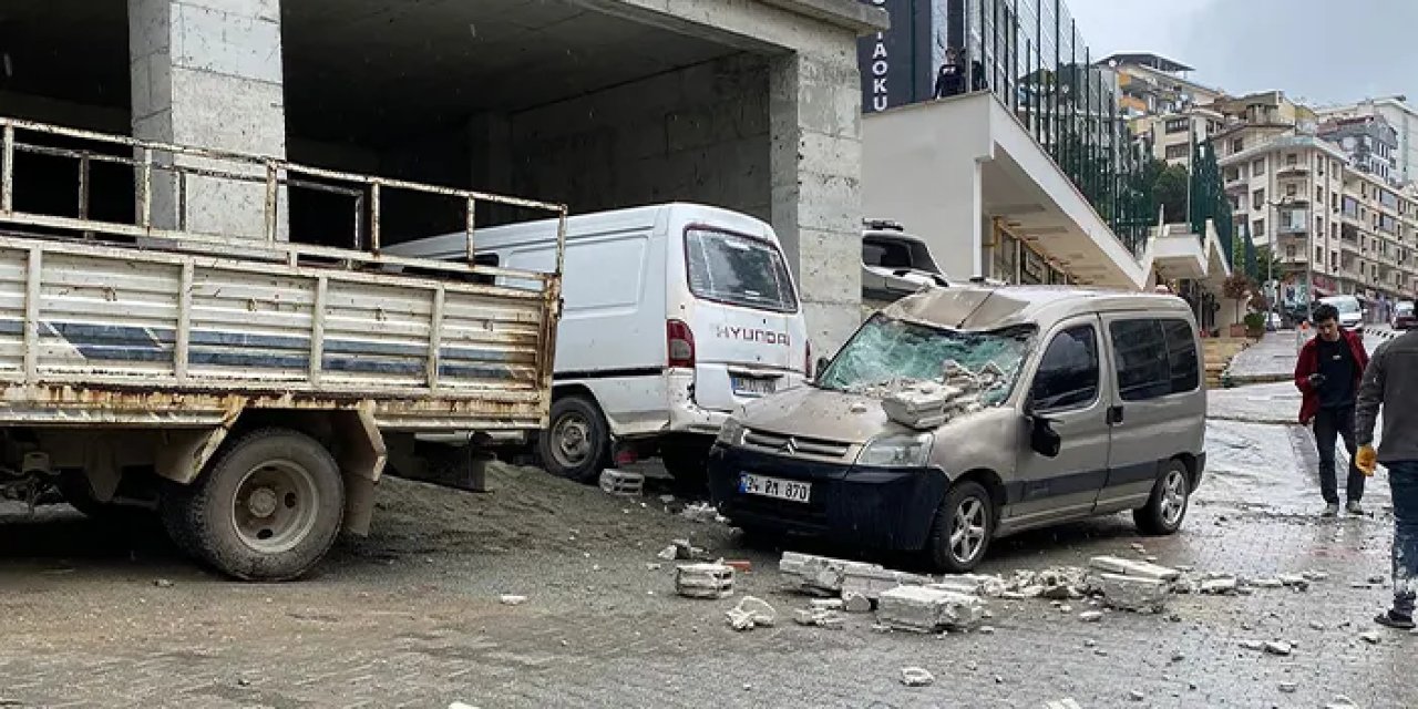 Artvin'de inşaattan düşen tuğlalar park halindeki araca zarar verdi