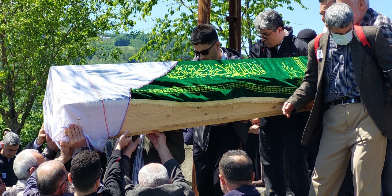 Samsun'da kocası tarafından öldürülen Saadet öğretmen son yolculuğuna uğurlandı
