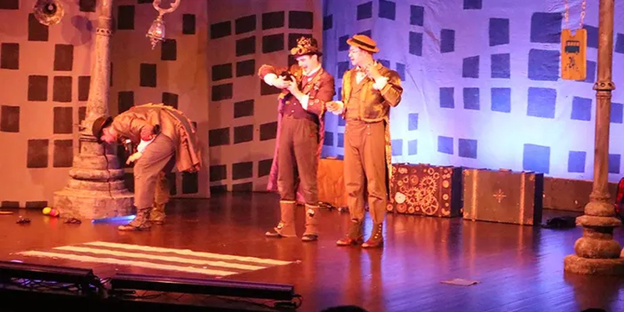 'Otobüs durağında üç bencil' oyunu Akçaabat'ta çocuklar için sahne aldı