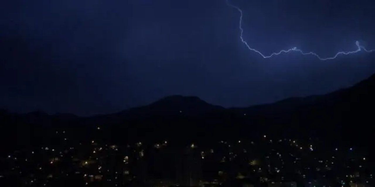 Gümüşhane'de sağanak etkili oldu! Şimşekler geceyi aydınlattı