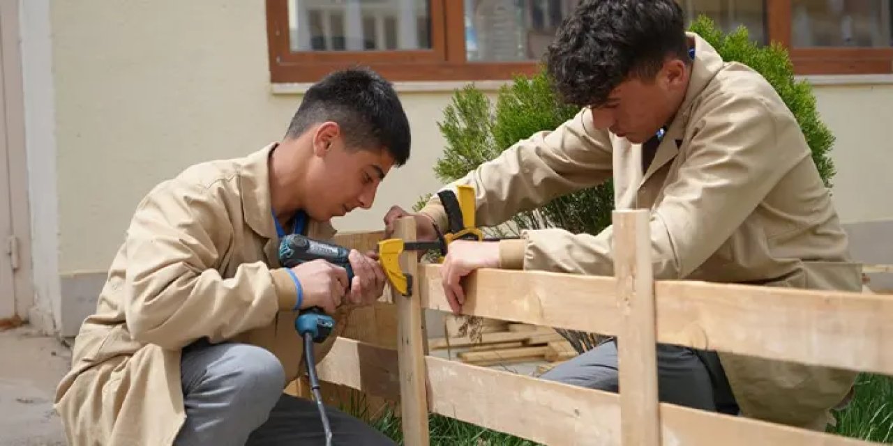 Bayburt'ta öğrenciler atık malzemelerden eşya üretiyor