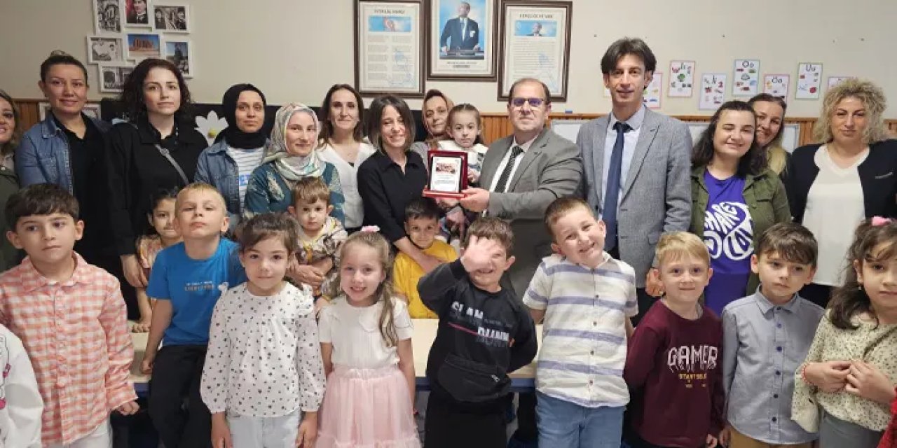 Trabzon'da Aliye Aşırbaylı Anaokulu öğretmeni Yeliz Sönmez'e plaket